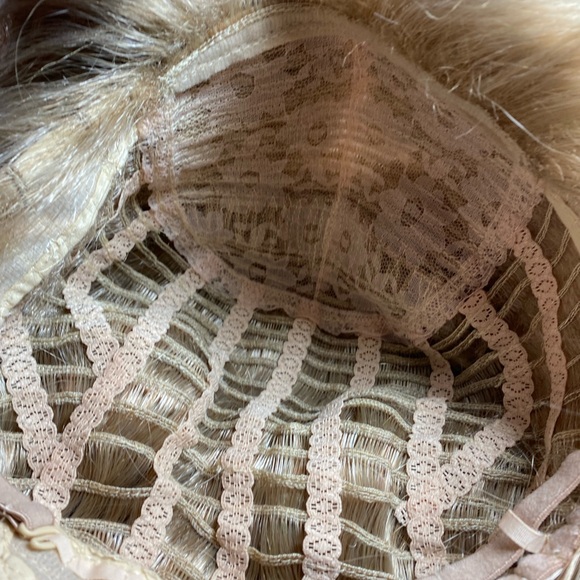 Wig, medium blond, 22”, waves - Picture 5 of 9